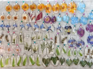 joyas-de-resina-epoxi-hechas-mano-peniques-fondo-172122930.webp
